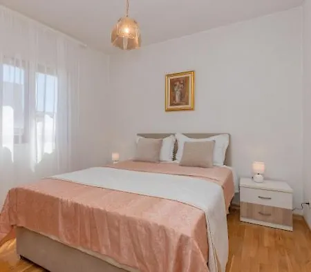 Apartment Roza *